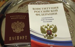 Четырнадцати юным первоуральцам сегодня вручили первые паспорта