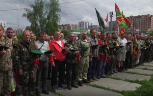 Зелёные береты и флаги с эмблемой погранвойск сегодня можно увидеть по всему городу