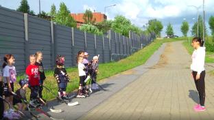 Круглый год они тренируются в катании на коньках и умении держать клюшку