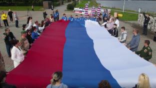 Десятки первоуральцев присоединились к всенародному движению #ПоднятьФлаг