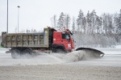 Коммунальщики устраняют последствия снегопадов на автодорогах Свердловской области