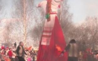 Концертом, выпеканием блинов и, конечно же, сжиганием чучела зимы отметил Первоуральск Масленицу