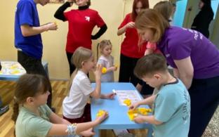 Будущие повара из Первоуральского политехникума организовали для пациентов стационара Детской больницы масленичные игры и забавы