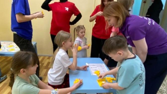 Будущие повара из Первоуральского политехникума организовали для пациентов стационара Детской больницы масленичные игры и забавы