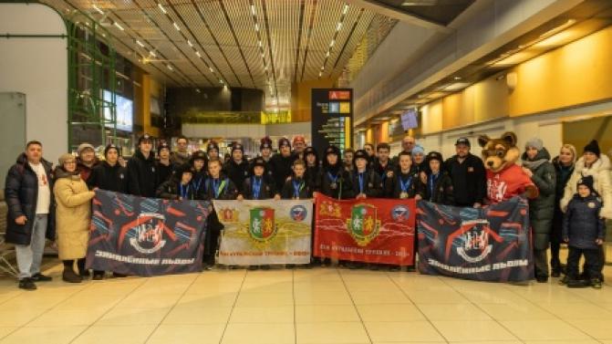 Победителей Первых международных зимних игр имени Александра Невского — команду Академии хоккея с мячом 2013 года рождения — торжественно встретили в аэропорту «Кольцово»