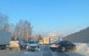 Затор длиною почти 2 километра образовался сегодня утром на въезде в Первоуральск