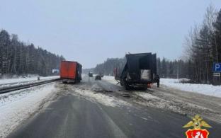 Сотрудники Госавтоинспекции Первоуральска устанавливают обстоятельства ДТП с участием двух грузовых автомобилей на 327-м километре автодороги Пермь-Екатеринбург