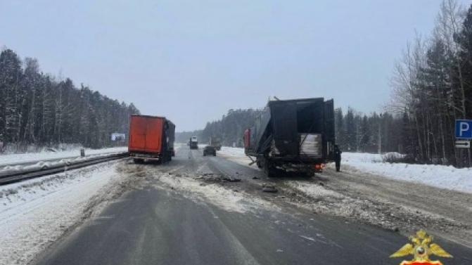 Сотрудники Госавтоинспекции Первоуральска устанавливают обстоятельства ДТП с участием двух грузовых автомобилей на 327-м километре автодороги Пермь-Екатеринбург