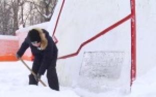 Первоуральские школьники сегодня собрались у Мемориала Славы, чтобы очистить его от снега