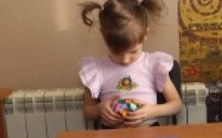 Ей всего 5 лет, а она собирает кубик Рубика меньше чем за две минуты