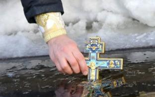 Более 18 тысяч уральцев окунулись в проруби на Крещение