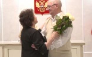 Торжественную церемонию бракосочетания в честь жемчужной свадьбы получили в подарок супруги Гоппе из Первоуральска