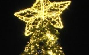 Флешмоб Дедов Морозов и Снегурочек в самом центре Первоуральска