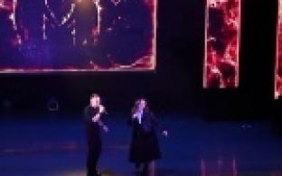 Педагоги, заводчане и дизайнеры вышли на сцену в качестве певцов, чтобы поддержать волонтёрское движение