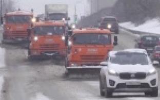 Десятки единиц спецтехники с рассветом вышли на дороги Первоуральска