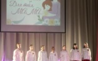 Десятки первоуралочек сегодня принимали поздравления