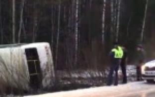 Первоуральские автоинспекторы устанавливают обстоятельства аварии с рейсовым автобусом, который буквально вылетел с дороги