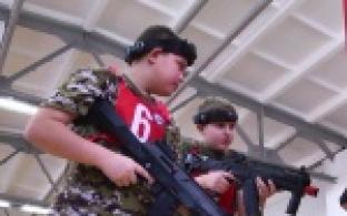 Дети и подростки Первоуральска сразились в лазерном бою