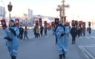 Сотни первоуральцев отправились на крестный ход в честь празднования Дня Казанской иконы Божией Матери