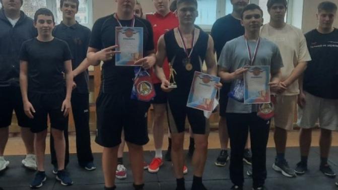 В Первоуральске прошли традиционные состязания по гиревому спорту, посвящённые Дню народного единства