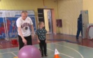 В Первоуральске устроили спортивный праздник «СуперПапа», в котором соревновались десятки семей