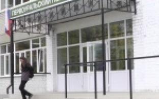 В Первоуральском политехникуме заменили входную группу и обновили холл на первом этаже