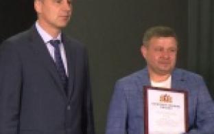 Губернатор Денис Паслер наградил председателя совета директоров группы компаний «Полипласт» Александра Шамсутдинова знаком отличия «За заслуги перед Свердловской областью»