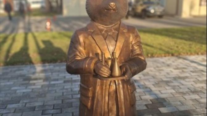 В Первоуральске появилась скульптура соболя-химика