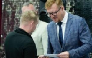 Около полусотни первоуральских школьников получат полезные подарки к новому учебному году