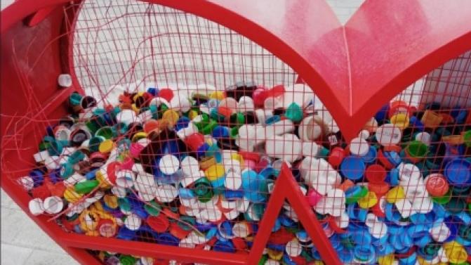 Контейнер для сбора пластиковых крышек снова установлен на главной площади города, у Дворца культуры Первоуральска