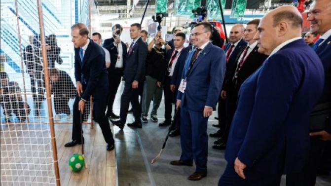 Представители Правительства РФ ознакомились с разработками ГК «Полипласт» на промышленной выставке