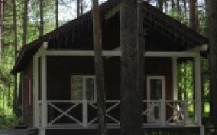 Отдохнуть на песчаном пляже, взять напрокат спортивное оборудование можно на территории «Пайн Хиллс»