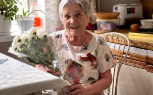 В преддверии Дня Победы профком Первоуральской городской больницы поздравил тружеников тыла и участницу ВОВ