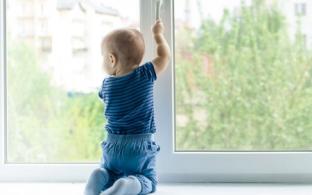 С начала 2025 года в Детскую городскую клиническую больницу №9 Екатеринбурга госпитализировали уже 15 юных уральцев с тяжёлыми травмами, полученными в результате падения из окон