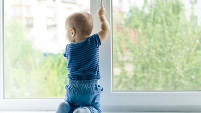 С начала 2025 года в Детскую городскую клиническую больницу №9 Екатеринбурга госпитализировали уже 15 юных уральцев с тяжёлыми травмами, полученными в результате падения из окон