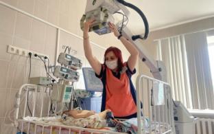 Детские реаниматологи Первоуральска смогут оперативней оценивать состояние маленьких пациентов благодаря новому передвижному рентген-аппарату