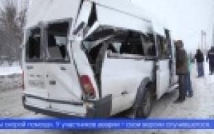 Пожилая женщина и ребёнок пострадали в столкновении микроавтобуса и грузовика