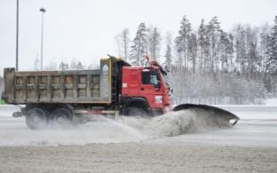 Более 300 единиц техники встретили снегопад на региональных дорогах