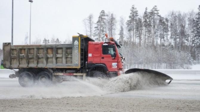 Более 300 единиц техники встретили снегопад на региональных дорогах