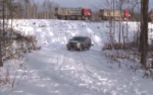 Жители посёлка Флюс возмущены тем, что к ним до сих пор не обустроили удобный и безопасный съезд