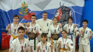 11 медалей и 2 чемпионских пояса привезли первоуральские каратисты с межрегионального фестиваля