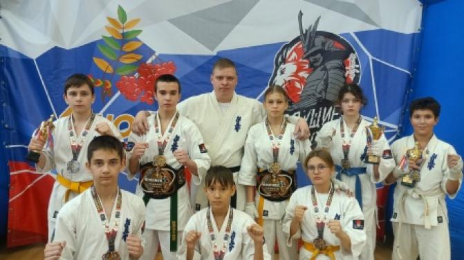 11 медалей и 2 чемпионских пояса привезли первоуральские каратисты с межрегионального фестиваля