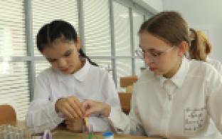 С Днём учителя первоуральских педагогов поздравили представители крупного предприятия города