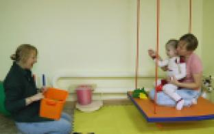 Качели, которые помогают малышам адаптироваться, появились в первоуральском Центре помощи семье и детям