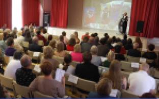 Сцена вместо классной доски и задачи для учителей