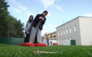 Надувные лыжи и гигантская гусеница – это только некоторые атрибуты необычного квеста, который провели для первоуральских школьников