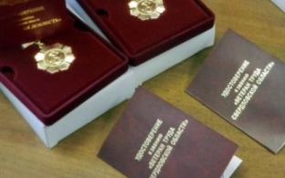 Евгений Куйвашев расширил перечень наград, которые дают право на присвоения звания «Ветеран труда Свердловской области»