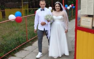 Первоуральцы сегодня сыграли свадьбу в Парке новой культуры