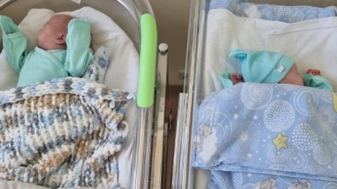 Врачи Областной детской клинической больницы выходили братьев-близнецов, рождённых с весом всего один килограмм