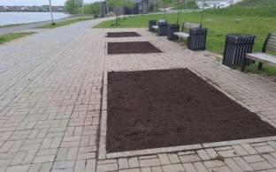 В Первоуральске началась подготовка цветников и клумб для высадки однолетних растений